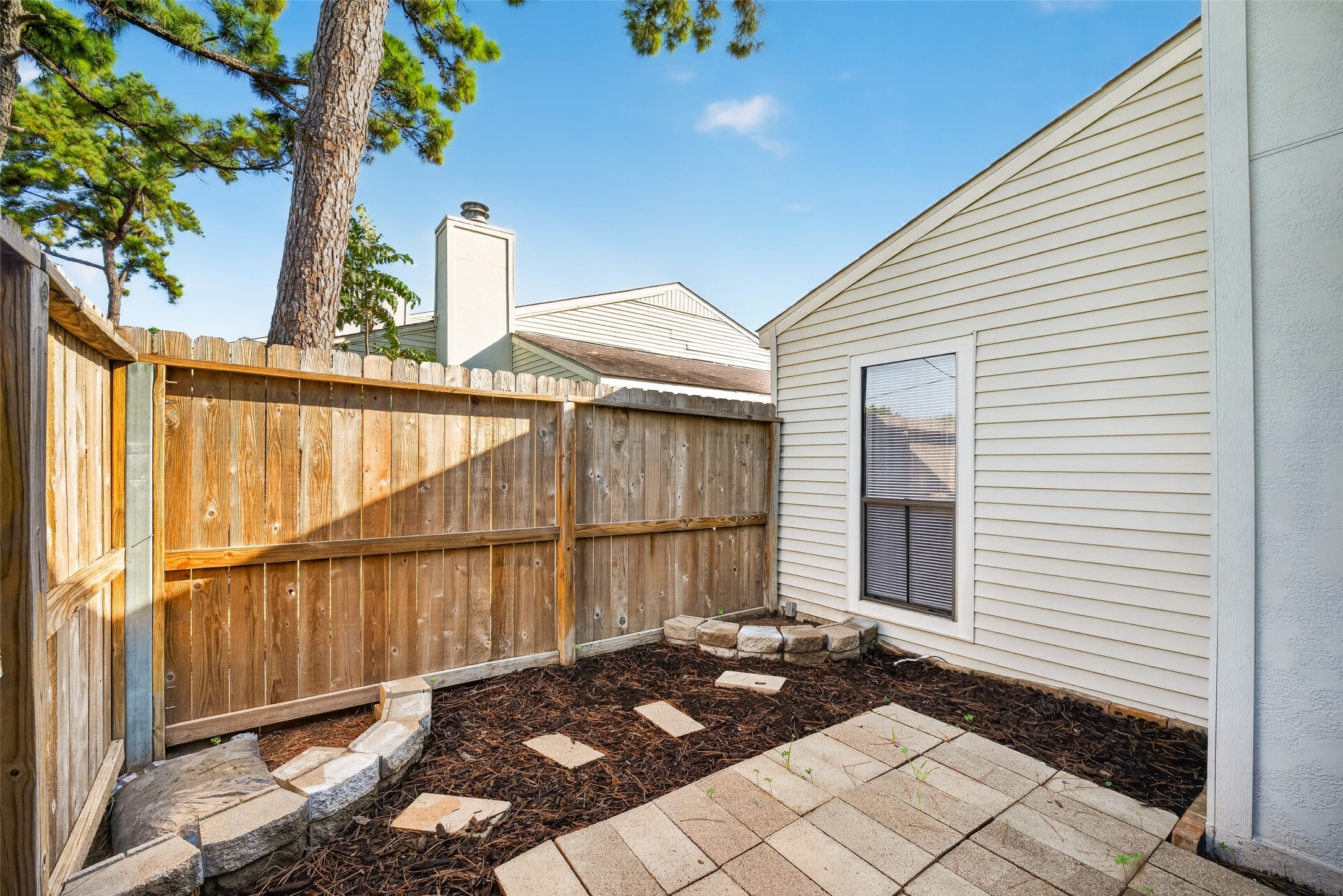 6401 Deihl Road, Unit 301 Houston, TX 77092 - Photo 19 of 31 This is an inviting area to enjoy gardening.