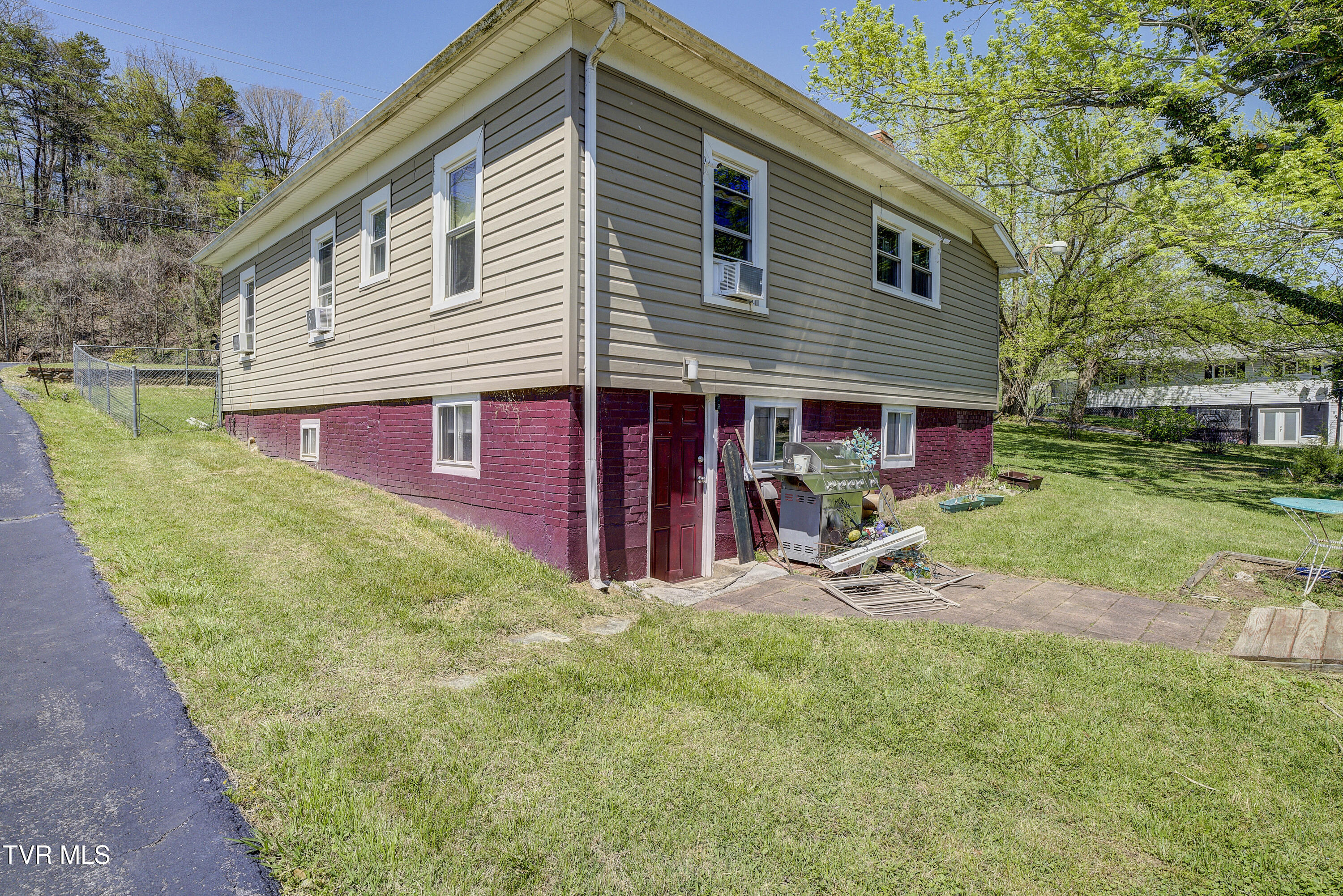 340 North Mohawk Drive Erwin, TN 37650 - Photo 8 of 28 Mohwak-31