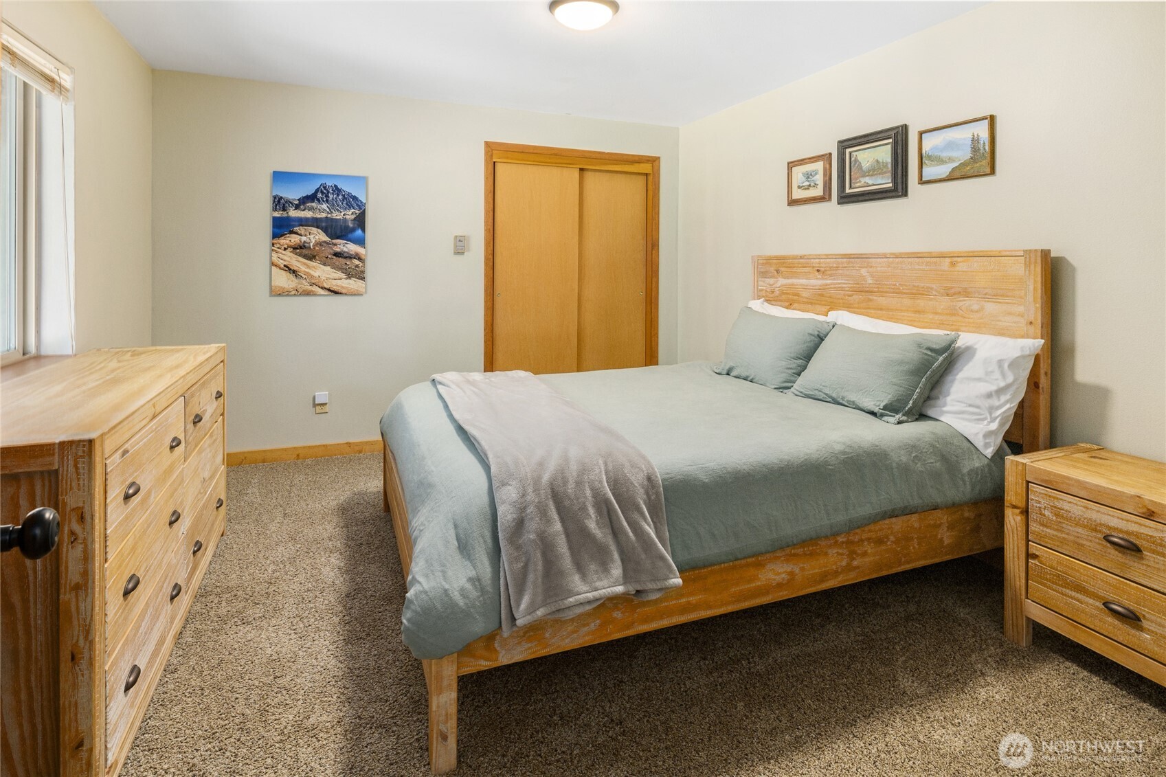 401 Whyworry Lane Ronald, WA 98940 - Photo 13 of 23 a bedroom with a bed and a table