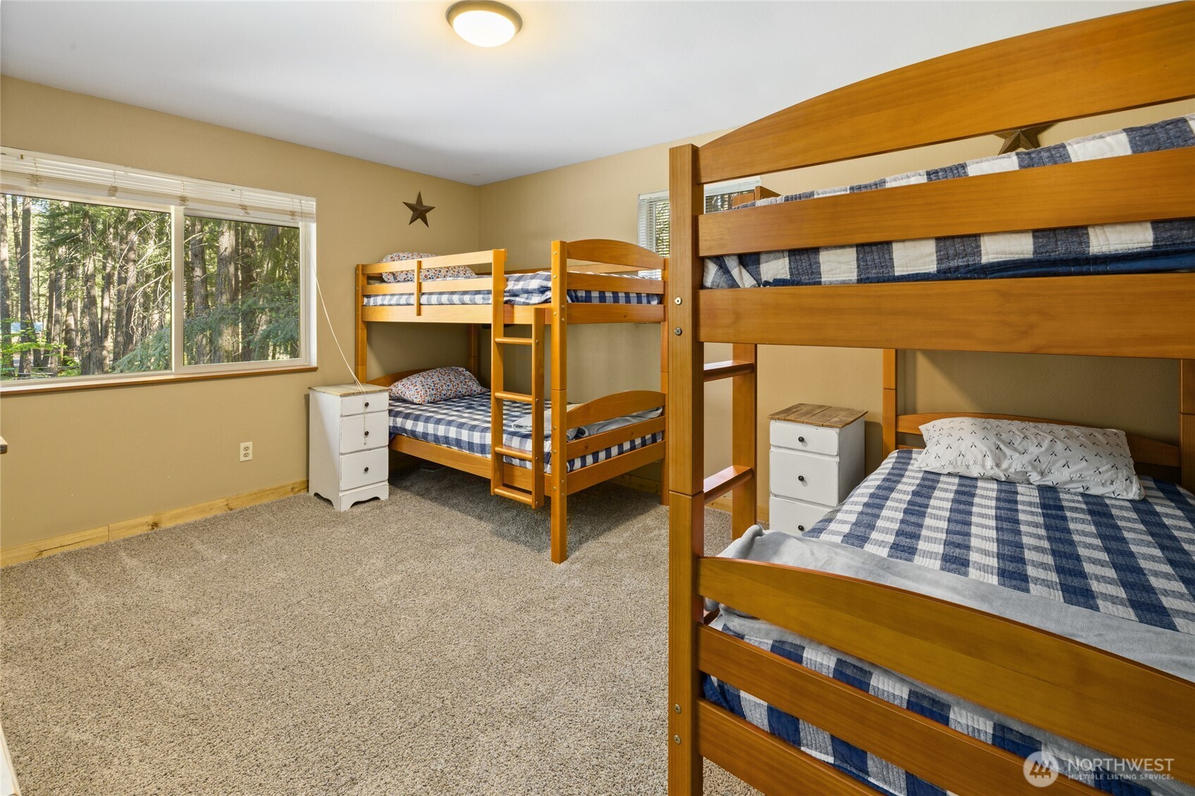 401 Whyworry Lane Ronald, WA 98940 - Photo 14 of 23 a bedroom with two beds and window
