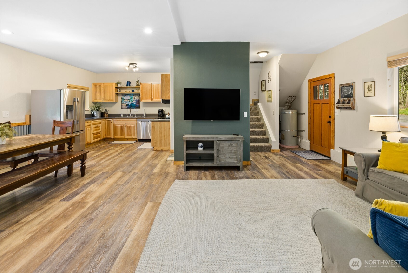 401 Whyworry Lane Ronald, WA 98940 - Photo 4 of 23 a living room with furniture and a flat screen tv