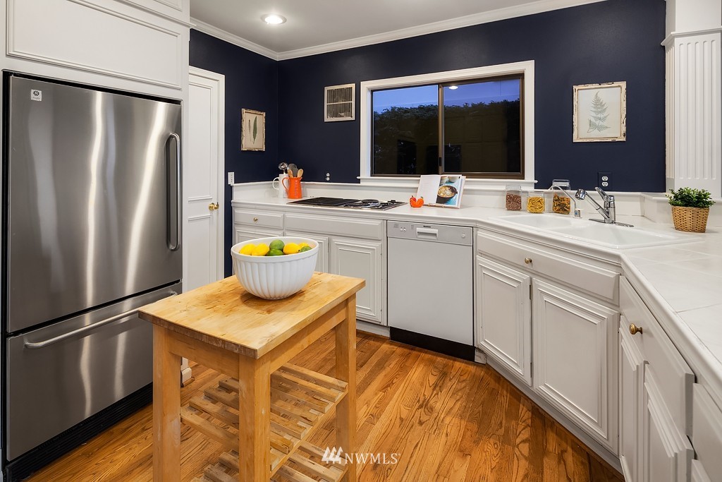 317 Highland Drive Seattle, WA 98109 - Photo 13 of 25