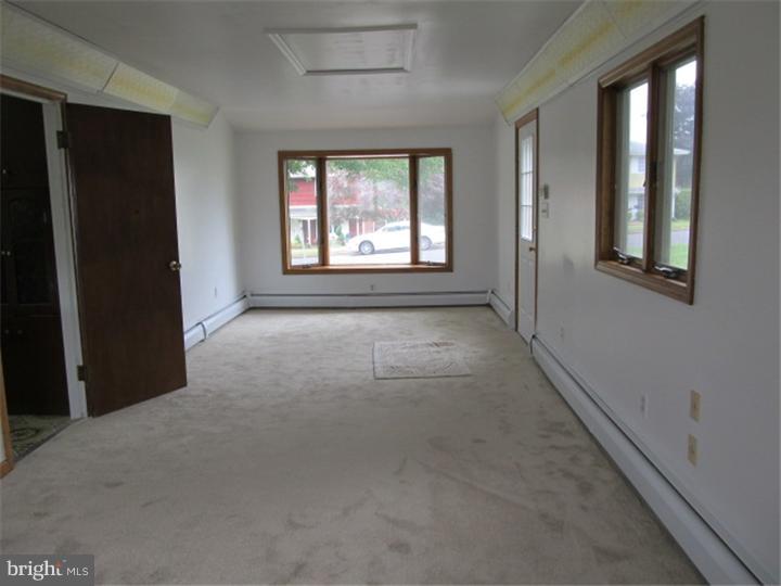 121 Terrace Road Levittown, PA 19056 - Photo 4 of 13 Office / Study