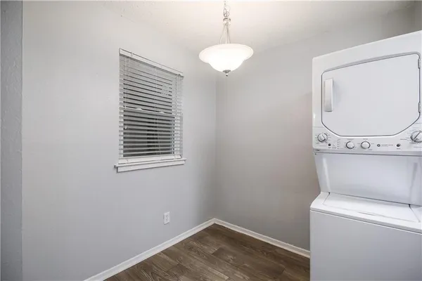 $1,200 | 2401 Manor Road, Unit 102, Austin, TX 78722