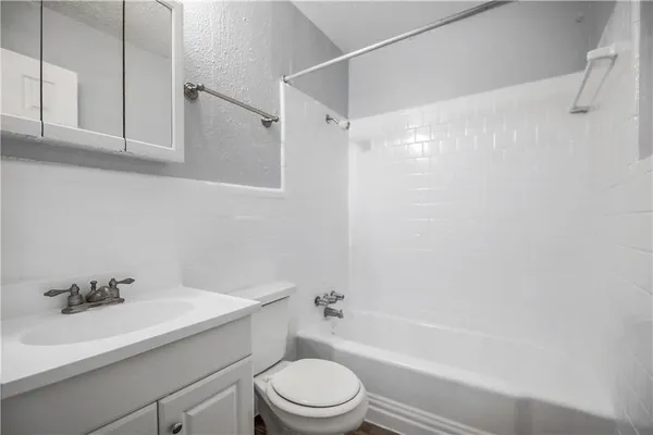 $1,200 | 2401 Manor Road, Unit 102, Austin, TX 78722