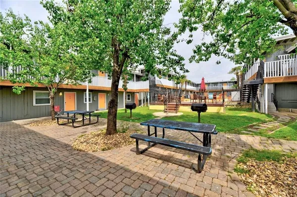 $1,200 | 2401 Manor Road, Unit 102, Austin, TX 78722