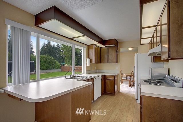 14205 145th Place Southeast Renton, WA 98059 - Photo 5 of 14 Gallery Image 5