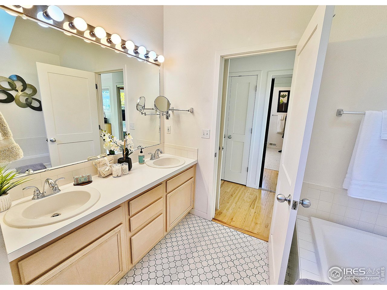 516 Valley View Drive Boulder, CO 80304 - Photo 25 of 35 5 Piece Primary Bath - Dual Vanity, Soaking Tub & Shower