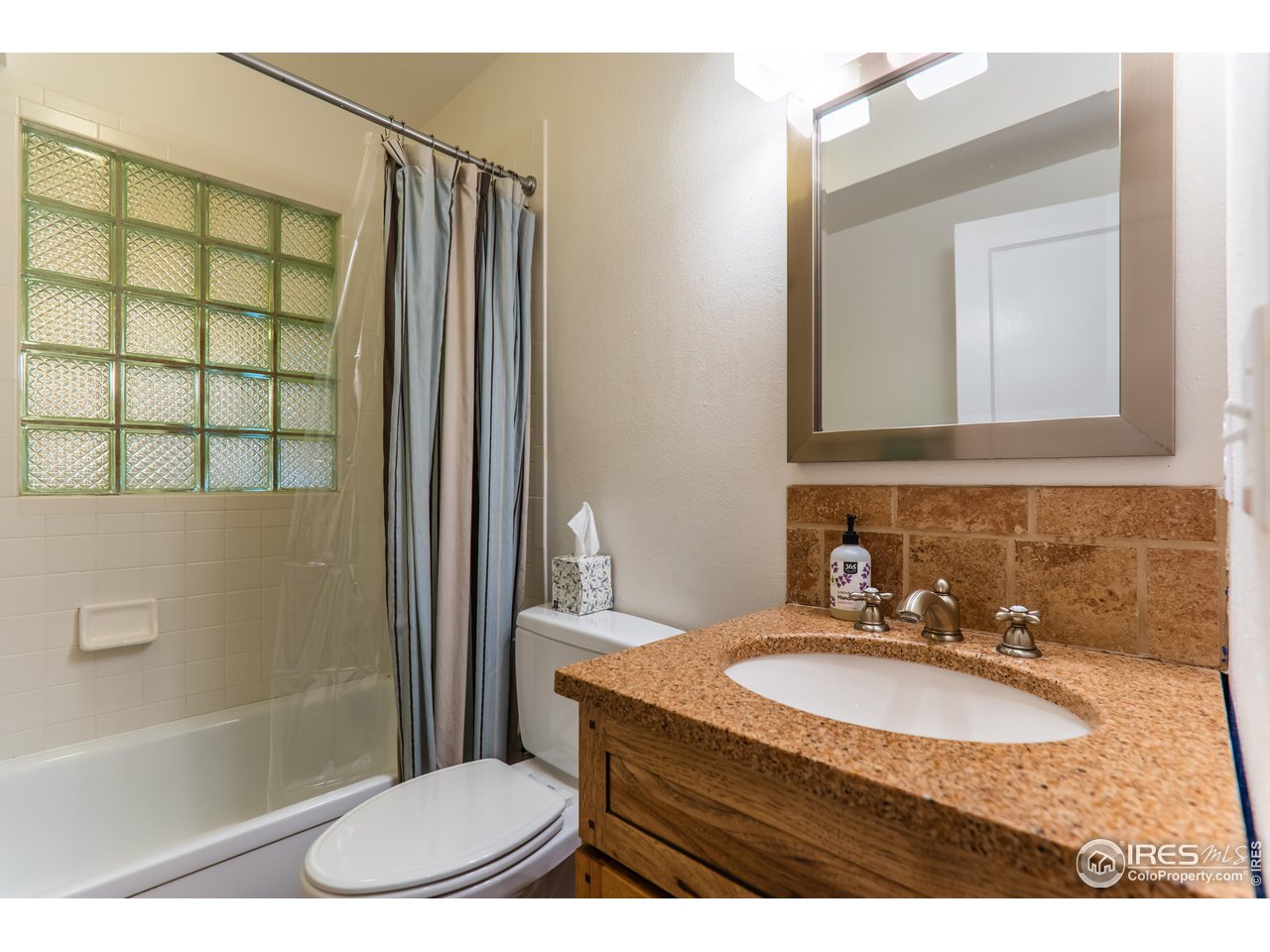 516 Valley View Drive Boulder, CO 80304 - Photo 29 of 35 Main Level Full Bath