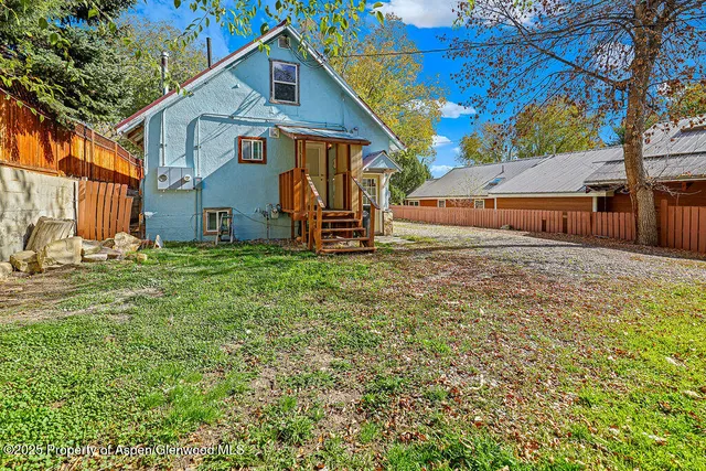 a view of a house with backyard