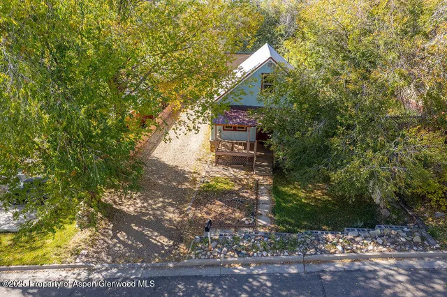 a view of a back yard