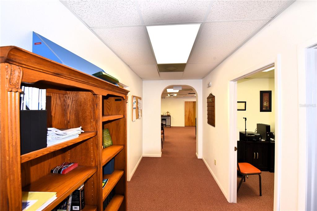 630 Union Street Dunedin, FL 34698 - Photo 14 of 37 a view of hallway with furniture and chandelier