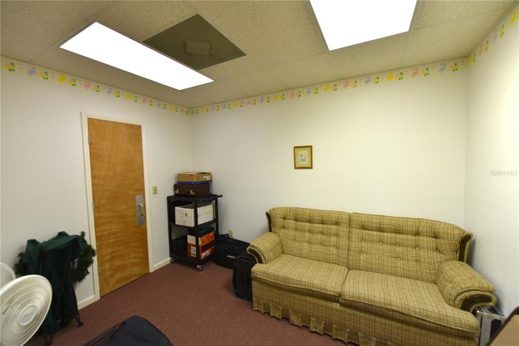 630 Union Street Dunedin, FL 34698 - Photo 33 of 37 a living room with furniture and a couch