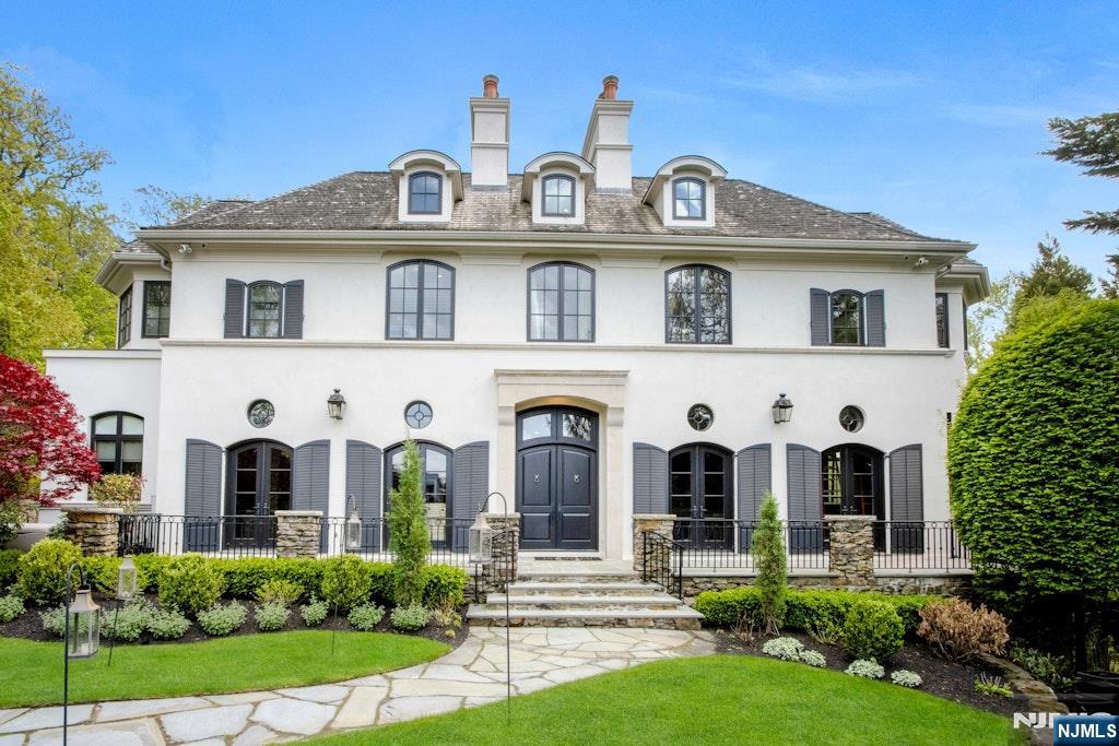 19 Autumn Terrace Alpine, NJ 07620 - Photo 2 of 33 a front view of a house with garden