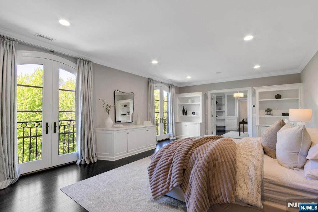 19 Autumn Terrace Alpine, NJ 07620 - Photo 33 of 45 a spacious bedroom with a large bed and a window