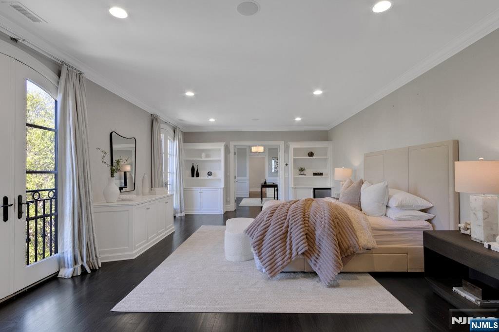 19 Autumn Terrace Alpine, NJ 07620 - Photo 34 of 45 a spacious bedroom with a bed a mirror and a window