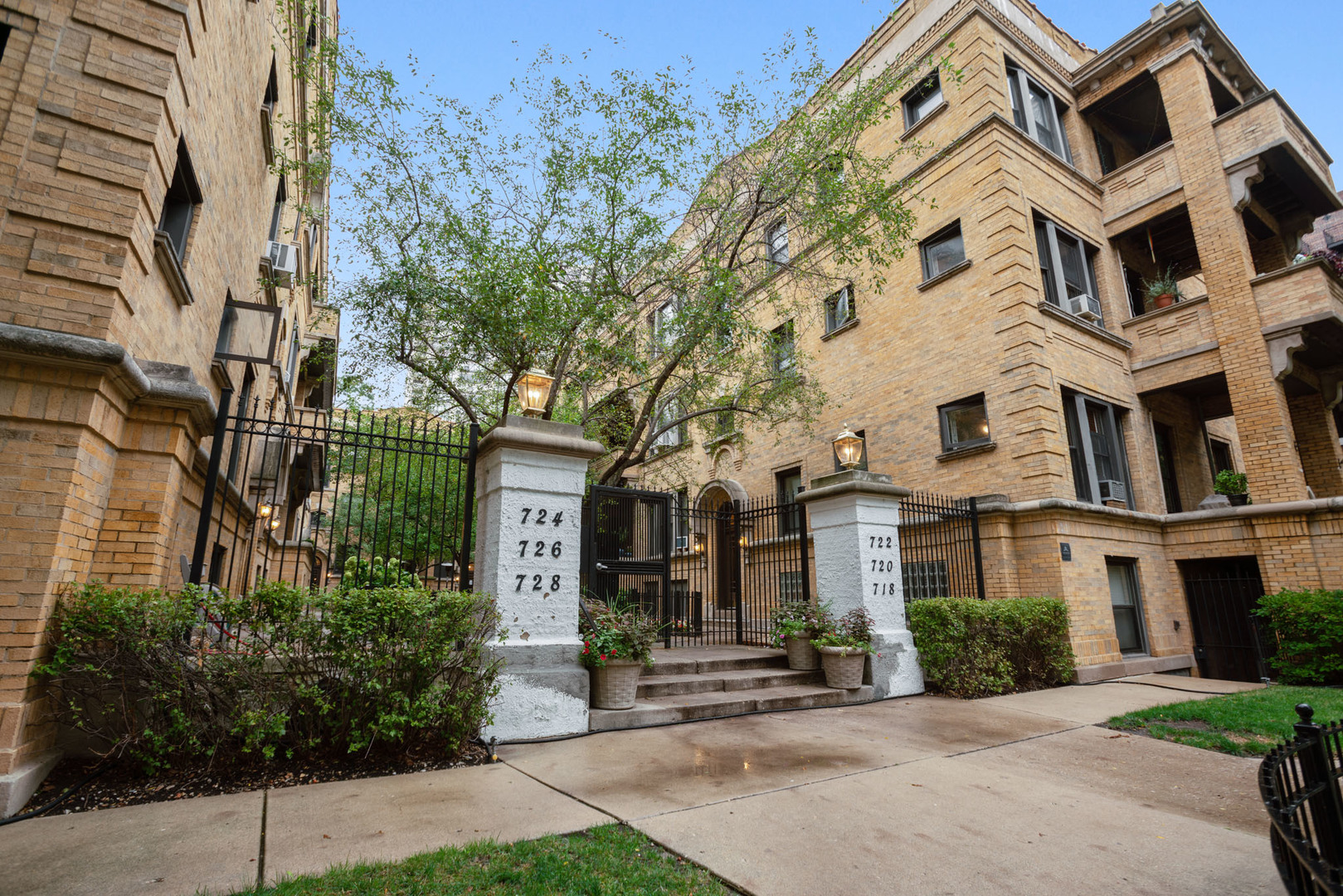 720 West Sheridan Road, Unit 1N Chicago, IL 60613 - Photo 1 of 22
