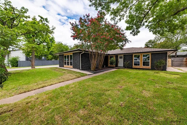 a view of a house with a backyard