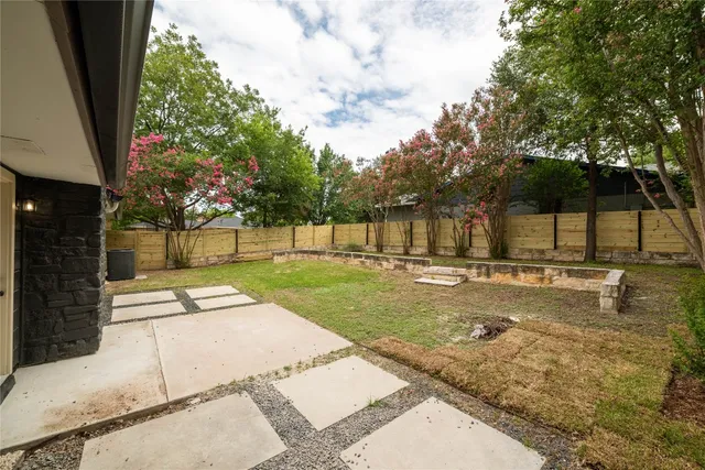 a view of a yard in front of the house
