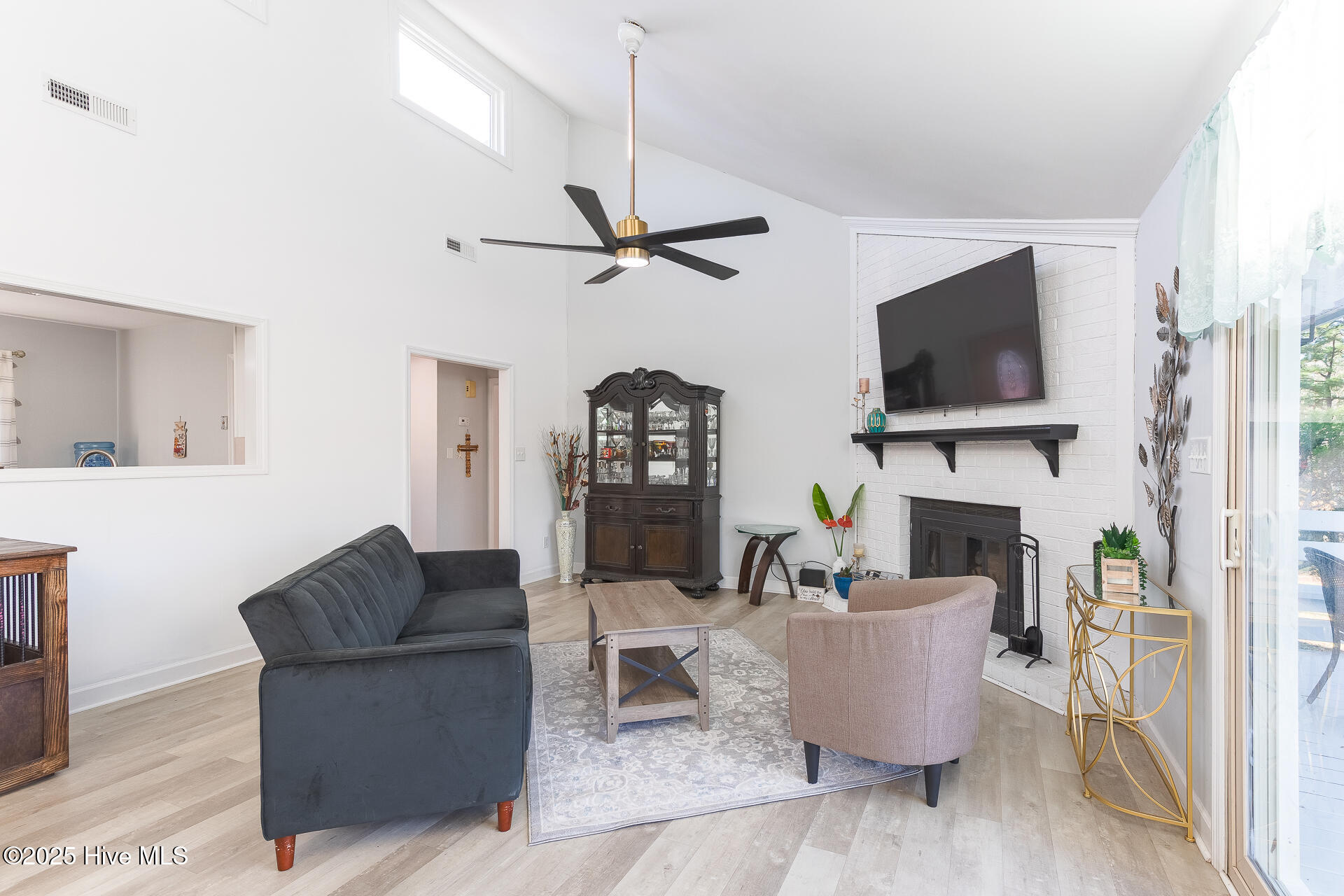 107 Knotline Road New Bern, NC 28562 - Photo 12 of 42 Living Room with Vaulted Ceiling