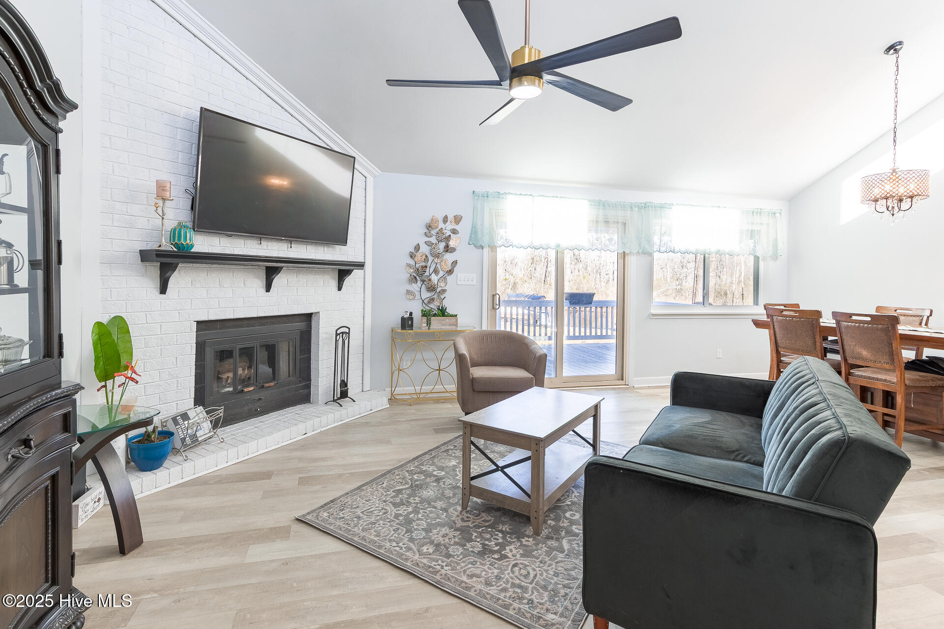 107 Knotline Road New Bern, NC 28562 - Photo 2 of 42 Living Room with Water Views
