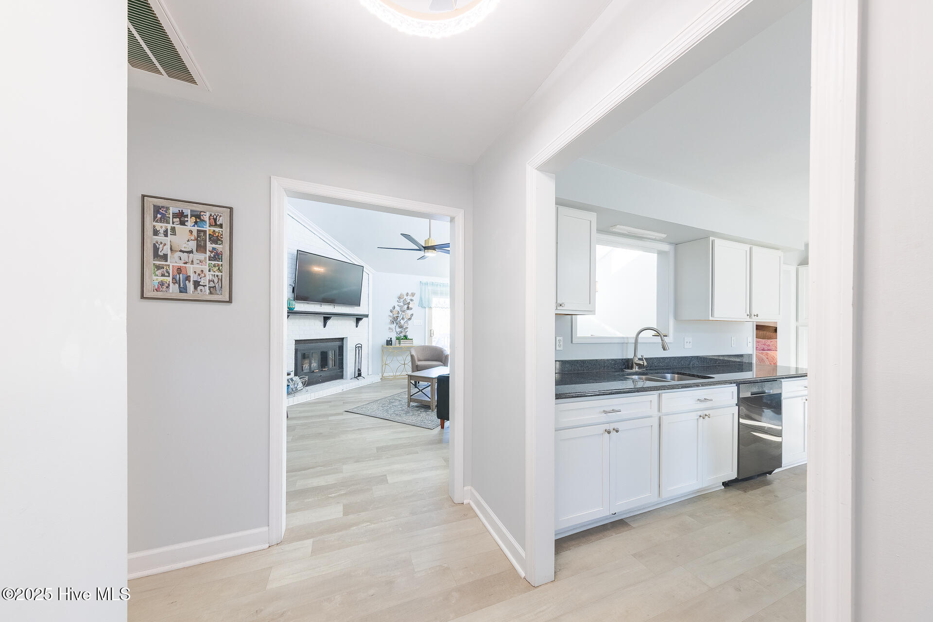 107 Knotline Road New Bern, NC 28562 - Photo 7 of 42 Foyer