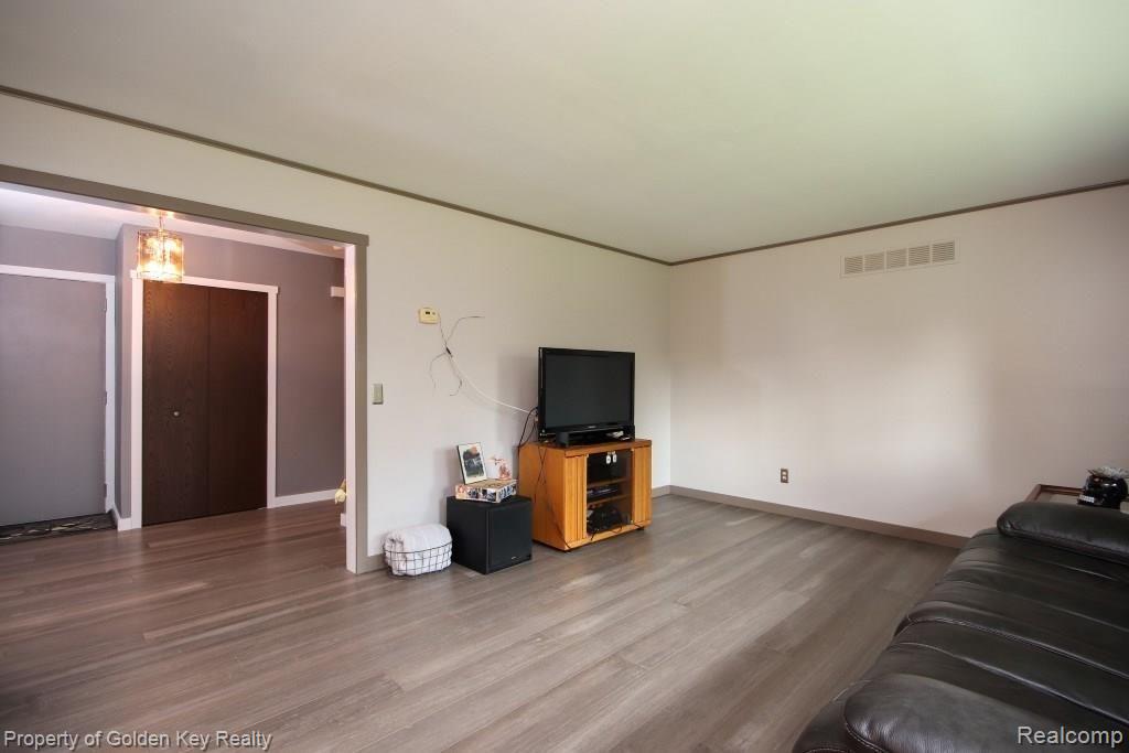 18634 Gill Road Livonia, MI 48152 - Photo 14 of 43 IMG_1430 (Custom).jpg