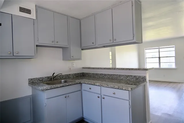 $1,000 | 5602 Market Street, Unit 11, Houston, TX 77020