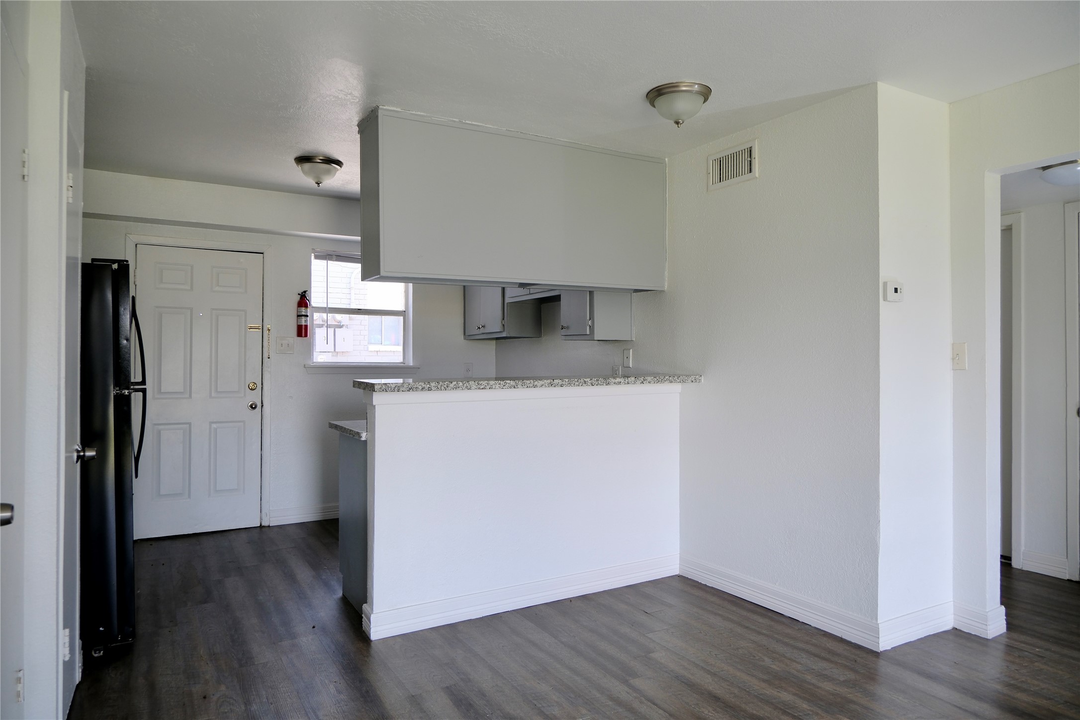 5602 Market Street, Unit 11 Houston, TX 77020 - Photo 8 of 29 Dining and breakfast bar, Images are for illustrative purposes only and may represent a similar unit. Actual finishes, layout, and features may vary