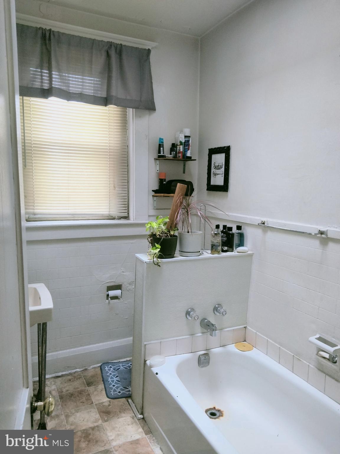 605 Lyndhurst Street Baltimore, MD 21229 - Photo 17 of 29 2nd floor bath