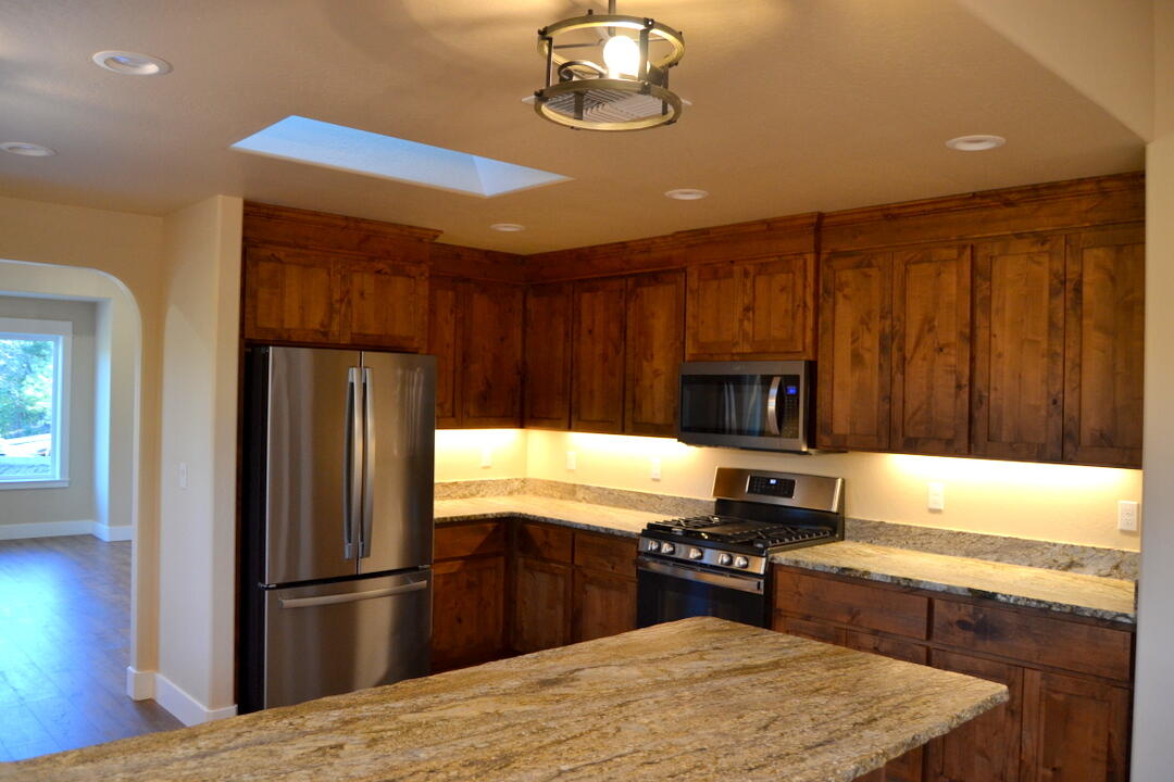 274 Rockinghorse Drive Grants Pass, OR 97527 - Photo 6 of 28 All stainless appliances, propane stove.