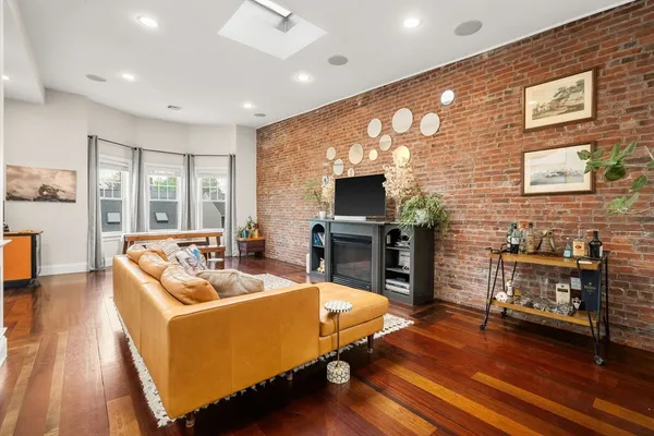 $1,290,000 | 133 I Street, Unit 3, Boston, MA 02127