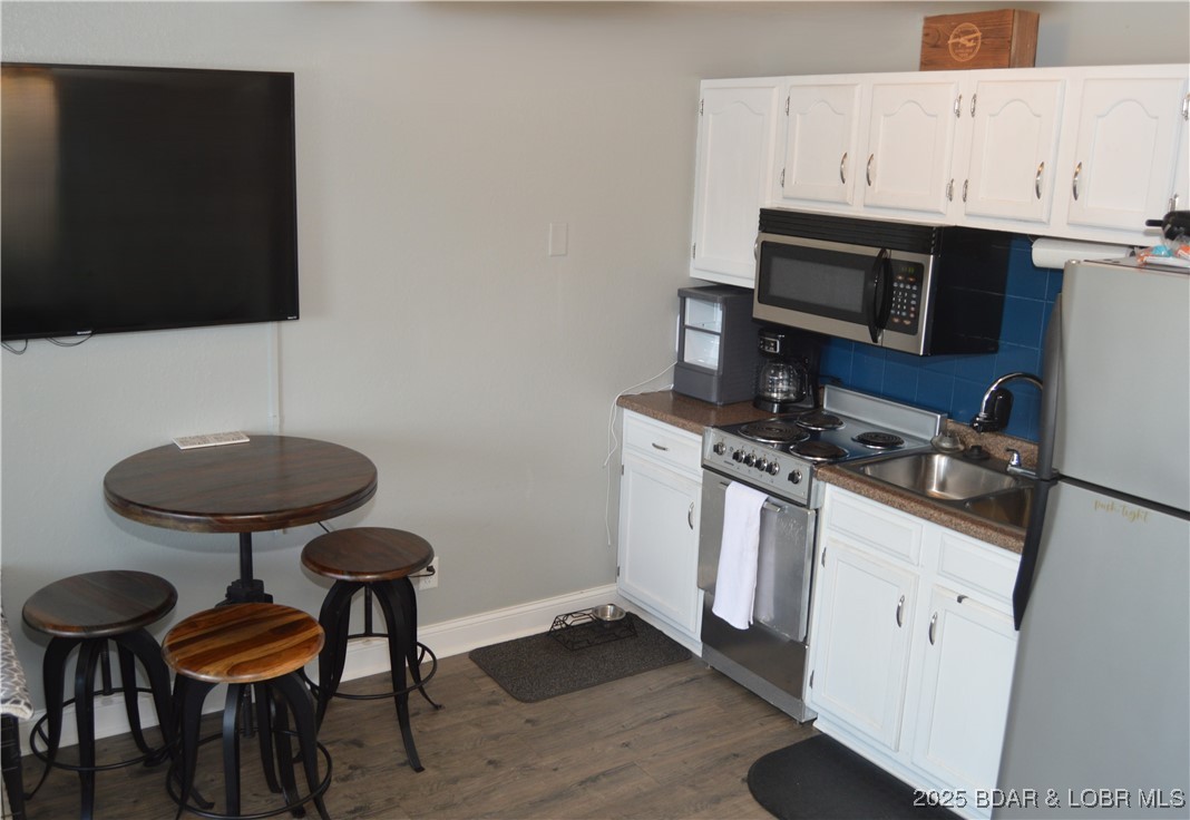1442 Nichols Road, Unit B304 Osage Beach, MO 65065 - Photo 16 of 31 Dining Area/Kitchen