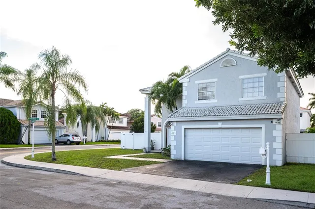$719,000 | 621 Lakeshore Terrace, Davie, FL 33325