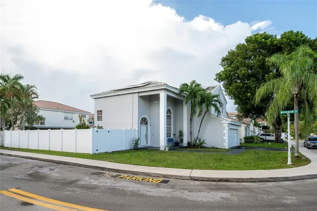 $719,000 | 621 Lakeshore Terrace, Davie, FL 33325