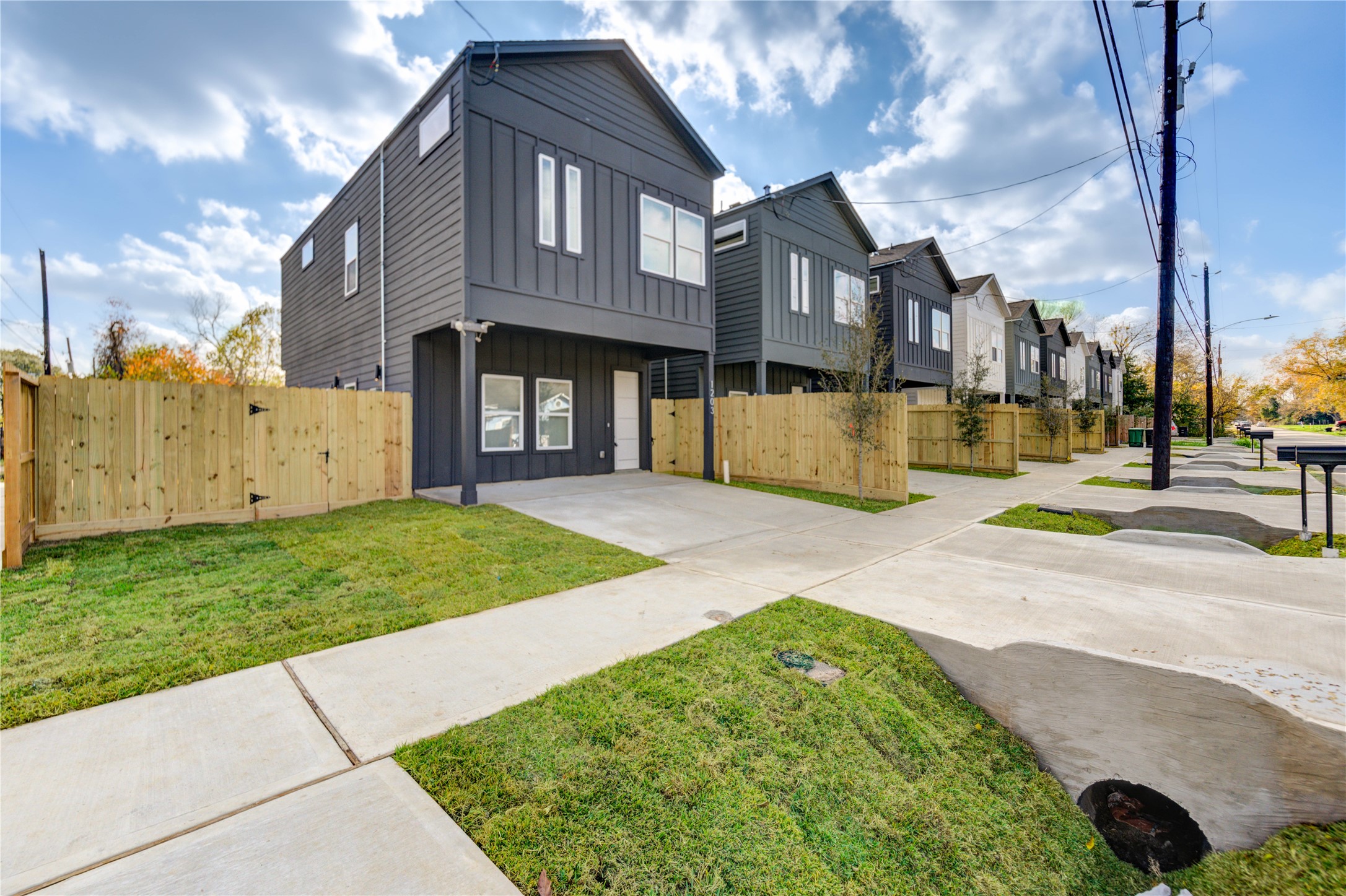 1211 Dewalt Street Houston, TX 77088 - Photo 3 of 28