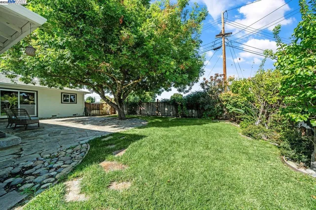 a view of a yard in front of house