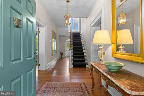 a view of entryway with livingroom and furniture