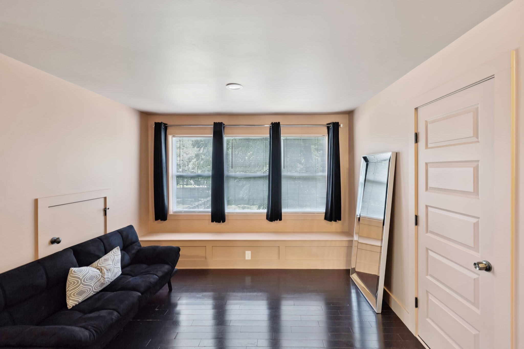 914 Blue Ridge Drive Nashville, TN 37207 - Photo 18 of 33 a living room with furniture and large windows