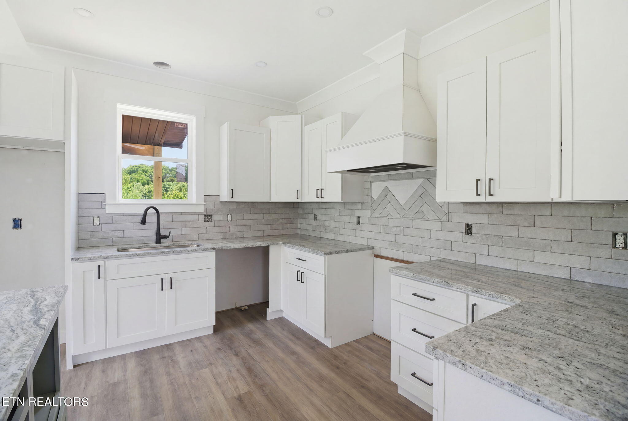 467 Laurel Road Clinton, TN 37716 - Photo 12 of 32 467 Laurel Rd_KItchen_Photo Digitally Al