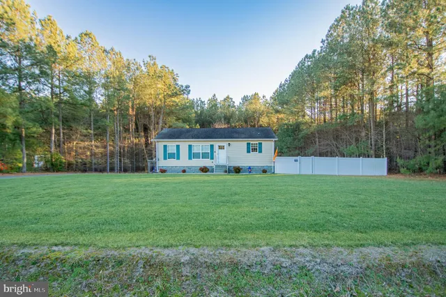 a view of a house with backyard and garden
