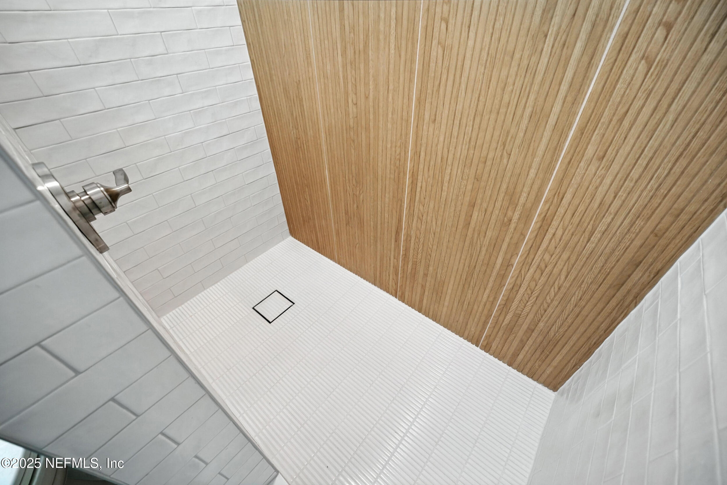 573 Aquatic Drive Atlantic Beach, FL 32233 - Photo 20 of 26 a view of a bathtub