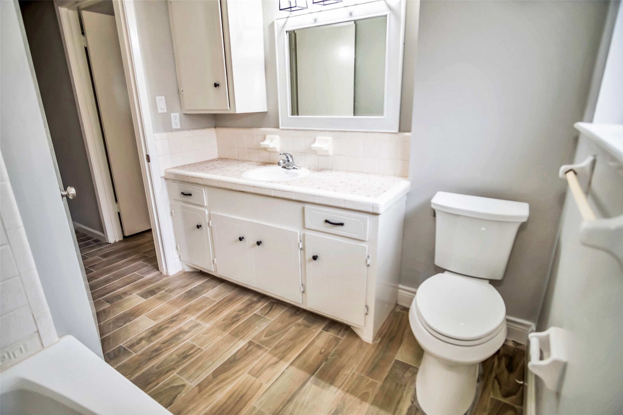 1715 Capstan Road Houston, TX 77062 - Photo 21 of 40 a bathroom with a toilet sink and mirror