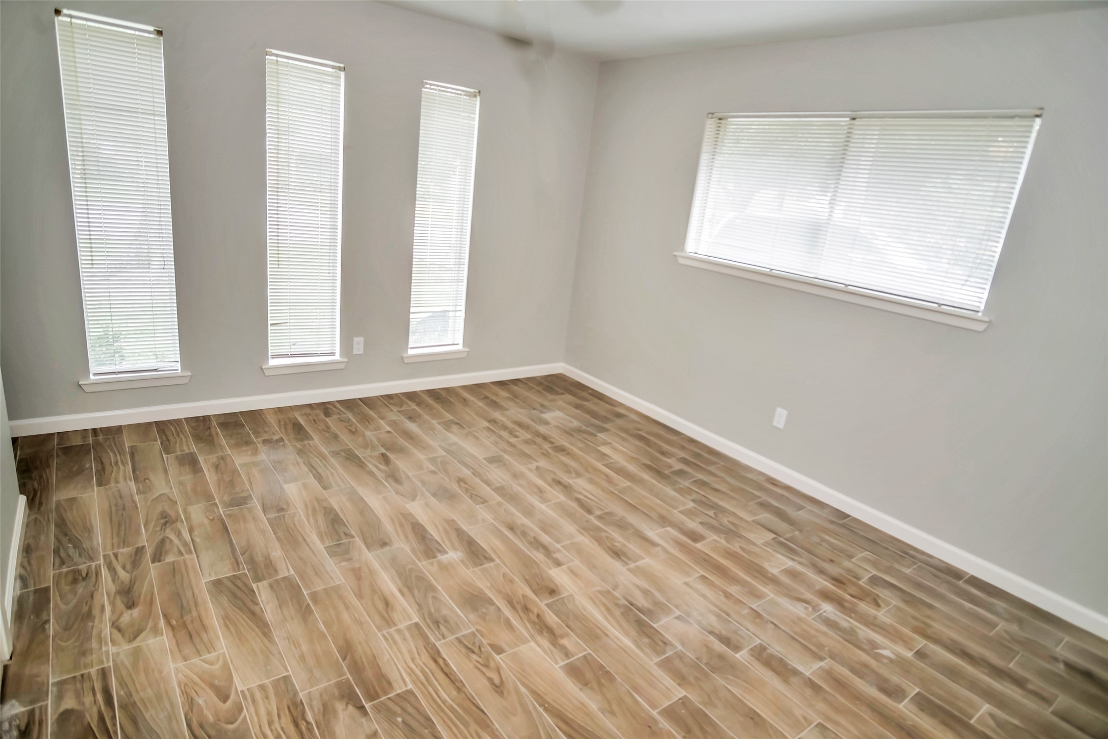 1715 Capstan Road Houston, TX 77062 - Photo 22 of 40 an empty room with windows