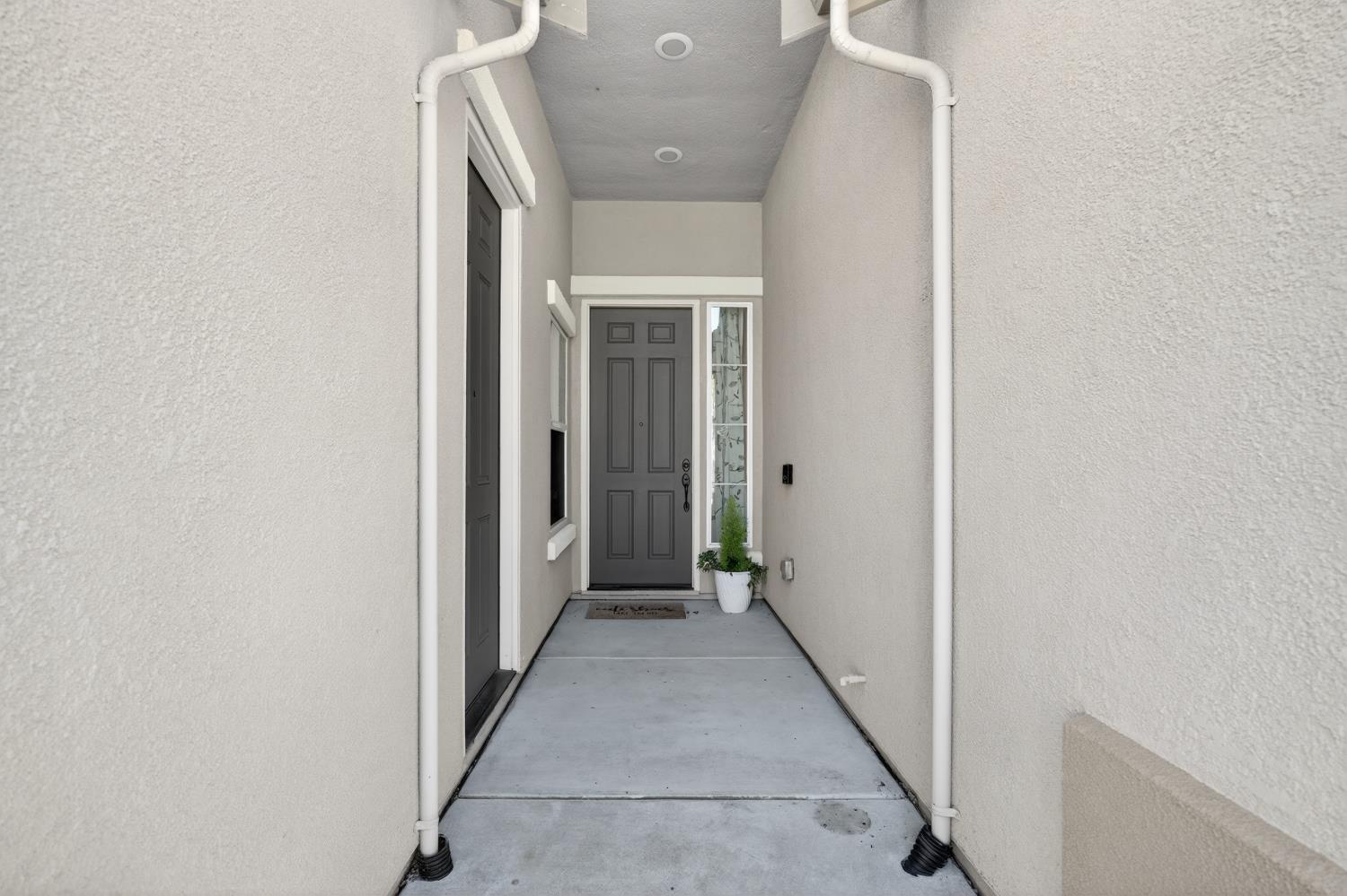 7620 Ferrell Way Elk Grove, CA 95757 - Photo 16 of 75 a view of a hallway