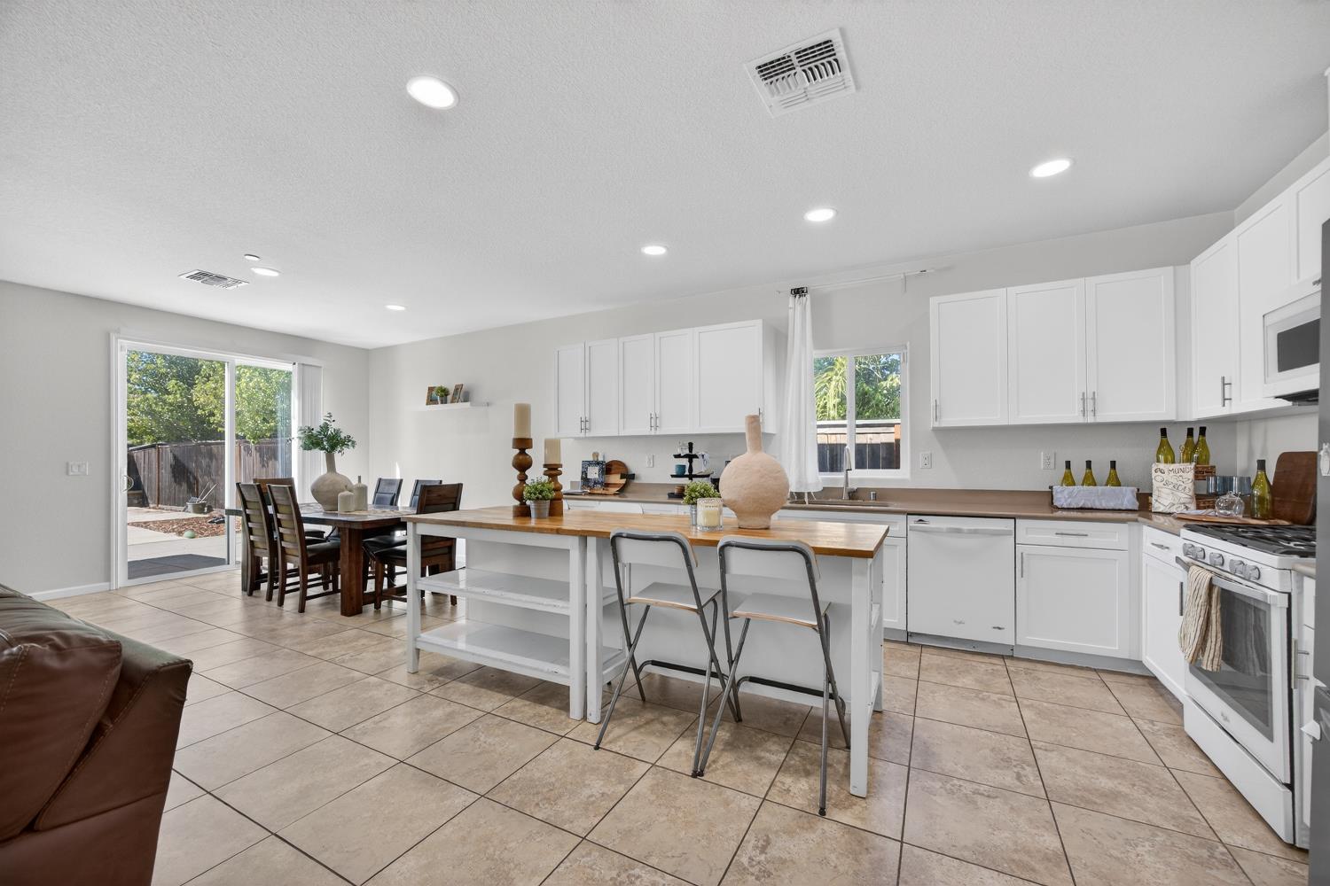 7620 Ferrell Way Elk Grove, CA 95757 - Photo 3 of 75