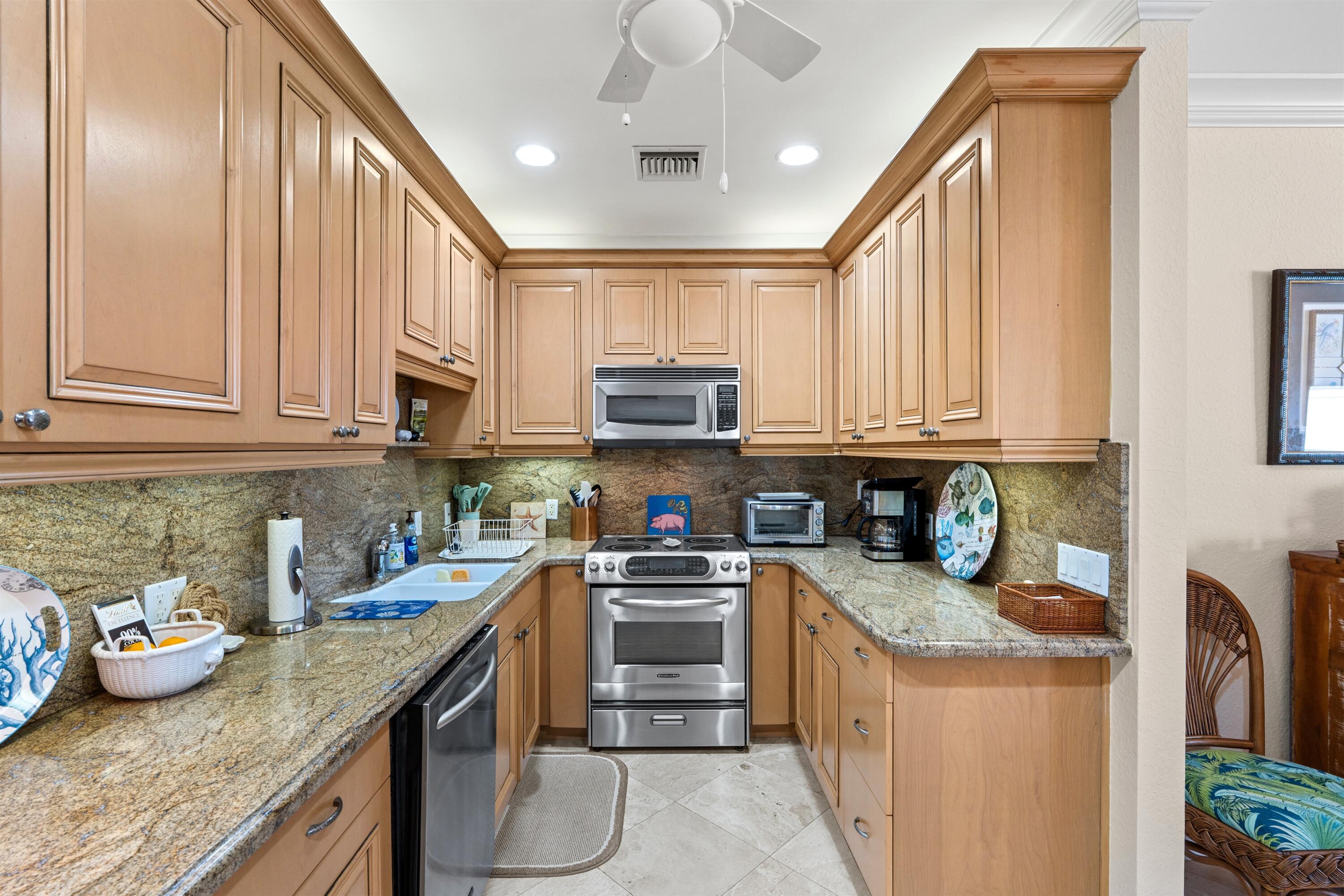 5900 Old Ocean Boulevard, Unit B5 Ocean Ridge, FL 33435 - Photo 6 of 21 KITCHEN_STRAIGHT_DT