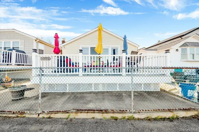 a view of entryway of a house