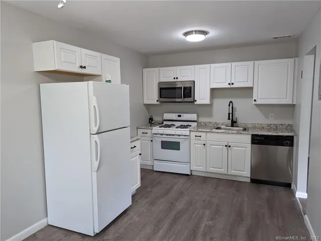 $1,700 | 12 Cedar Court, Unit G, East Haven, CT 06513