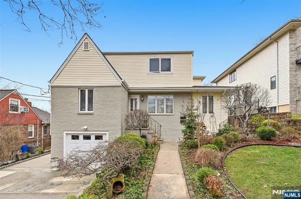 $899,999 | 800 Delalla Terrace, Ridgefield, NJ 07657